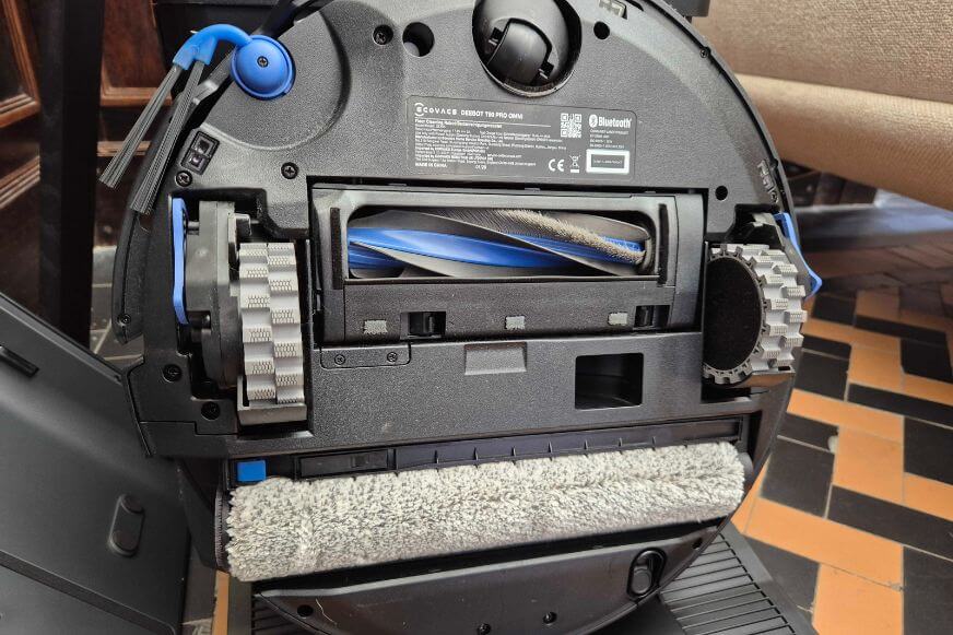 Unterseite des ECOVACS DEEBOT T90 PRO OMNI. Hauptbürste mit ZeroTangle 4.0 und OZMO Roller 3.0 Wischwalze nebeneinander sichtbar.